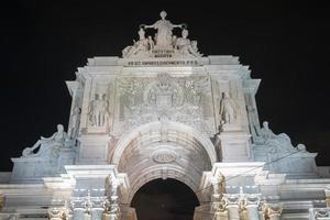 augusta street triumphbogen auf dem handelsplatz, praca do comercio oder terreiro do paco nachts in lissabon, portugal. foto