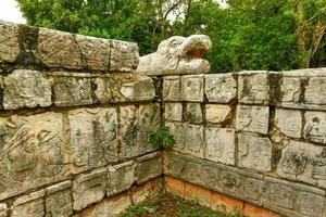 die plattform von adlern und jaguaren in chichen itza, mexiko. foto