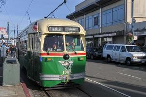 san francisco, kalifornien - 14. februar 2010 - altes straßenbahnkabel-trolleyauto auf den straßen von san francisco, das zu fisherman's wharf geht. foto