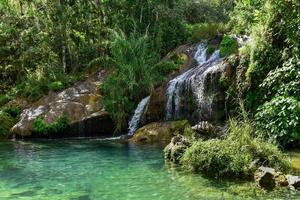 El Nicho Wasserfälle in Kuba. El Nicho befindet sich im Gran Parque Natural Topes de Collantes, einem bewaldeten Park, der sich über die Gebirgskette der Sierra Escambray in Zentralkuba erstreckt. foto
