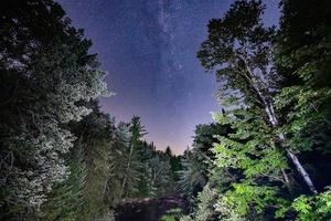 die milchstraße über dem see durant im adirondacks state park in indian lake, new york. foto