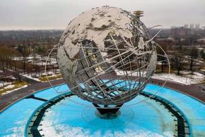 Queens, New York - 10. März 2019 - die ikonische Unisphere in Flushing Meadows Corona Pk. bei Königinnen. Das 12-stöckige Gebäude wurde für die Weltausstellung 1964 in New York in Auftrag gegeben. foto