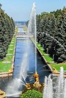 Peterhof, das Sommerschloss. mit samson, 2022, mit blick auf den kanal und die mächtigen brunnen foto