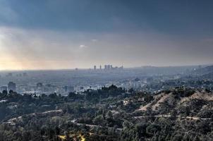 Downtown Los Angeles Skyline im Smog in Kalifornien vom Griffith Observatory. foto