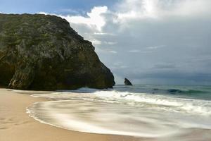 praia da adraga ist ein nordatlantikstrand in portugal, in der nähe der stadt almocageme, sintra. foto