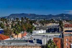 luftaufnahme der skyline von los angeles mit blick auf die hollywood hills in kalifornien. foto