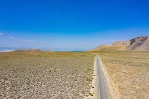 Luftaufnahme der trockenen Wüstenlandschaft rund um den Mono Lake in Kalifornien. foto