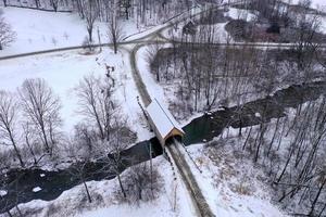 Bowers überdachte Brücke in Brownsville, Vermont im Winter. foto