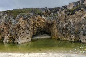 Blick auf die felsige Pazifikküste vom Garrapata State Park, Kalifornien. foto