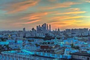 Panoramablick auf die Skyline von Moskau während des Sonnenuntergangs in Russland. foto