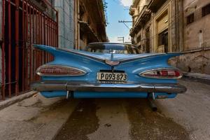 Havanna, Kuba - 8. Januar 2017 - Oldtimer in der Altstadt von Havanna, Kuba. foto