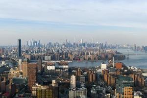 Panoramablick auf die Skyline von New York City von der Innenstadt von Brooklyn. foto