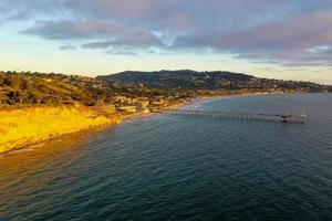 Luftbild von Scripps Coastal Reserve in La Jolla, Kalifornien bei Sonnenuntergang. foto