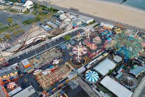 Luftaufnahme entlang Coney Island und dem Strand in Brooklyn, New York. foto