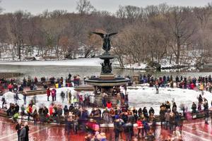 New York City - 11. Februar 2017 - Bethesda-Brunnen an einem Wintertag, umgeben von Touristen im Central Park, New York. foto