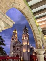 kathedrale von san francisco de campeche am independence plaza in campeche, mexiko. foto