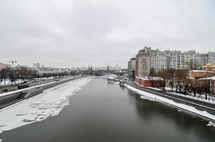 Blick über den Moskauer Fluss, der im Winter in Russland zufriert foto