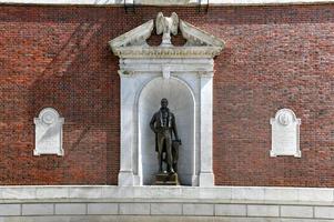 dewitt clinton statue am eingang zum museum der stadt new york. foto