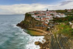 azenhas do mar in portugal. Es ist eine Küstenstadt in der Gemeinde Sintra, Portugal. foto