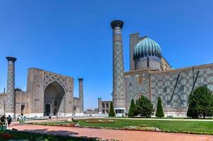 registan in der antiken stadt samarkand in usbekistan foto