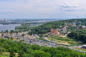 Malerischer Panoramablick auf Kiew, Ukraine an einem sonnigen Tag. foto