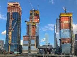 blick auf das hudson yards zugdepot und die bebauung von der high line aus gesehen, einem erhöhten grünen stadtpark, der entlang alter schienen in new york city verläuft. foto