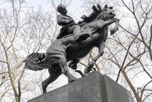 new york city - 14. april 2007 - jose marti monument an der spitze der avenue of the americas durch den central park in new york city foto