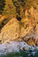 Mcway Falls ist ein 80 Fuß hoher Wasserfall an der Küste von Big Sur in Zentralkalifornien foto