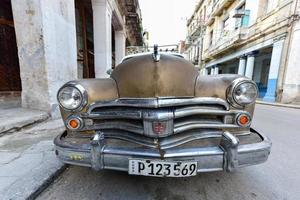 Havanna, Kuba - 8. Januar 2017 - Oldtimer in der Altstadt von Havanna, Kuba. foto