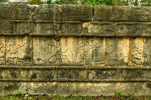 die plattform von adlern und jaguaren in chichen itza, mexiko. foto