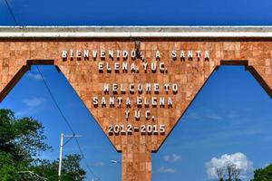 Gateway Arch Sprichwort auf Englisch und Spanisch, Willkommen in Santa Elena, Yucatan in Mexiko. foto