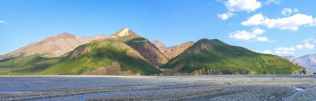 Blick auf eine Bergkette im Denali-Nationalpark, Alaska an einem hellen Sommertag foto