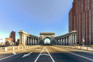 manhattan bridge arch und kolonnadeneingang in new york, usa foto