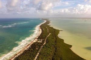 malerische Luftlandschaft der Halbinsel Tulum in Quintana Roo, Mexiko. foto