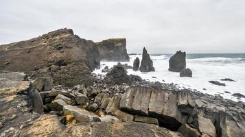 felsige küste in der nähe von reykjanes, island foto