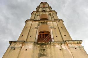 historischer sklavenwachturm in manaca iznaga, valle de los ingenios, trinidad, kuba. der manaca iznaga tower ist der höchste je in der karibischen zuckerregion gebaute aussichtsturm. foto