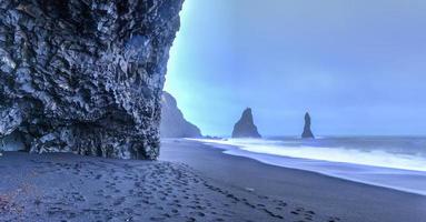 Reynisdrangar-Felsformationen am Strand von Reynisfjara foto