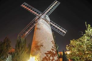 Die Montefiore-Windmühle ist eine markante Windmühle in Jerusalem, Israel, die 1857 an einem Hang gegenüber der westlichen Stadtmauer von Jerusalem erbaut wurde foto