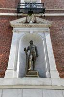 alexander hamilton statue am eingang zum museum der stadt new york. foto