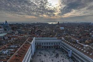 luftaufnahme des markusplatzes in venedig italien. es ist der wichtigste öffentliche platz von venedig, italien, wo er allgemein nur als la piazza bekannt ist foto