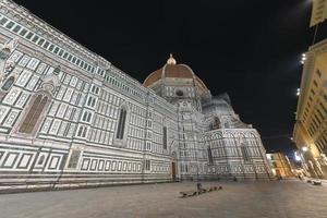 duomo santa maria del fiore und bargello nachts in florenz, toskana, italien foto