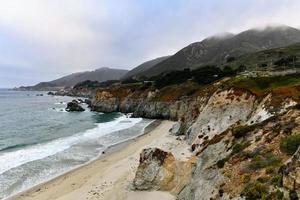 rocky creek in kalifornien, big sur in monterey county, usa foto