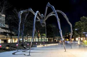 Tokio, Japan - 15. März 2009 - Maman - eine Spinnenskulptur von Louise Bourgeois, gelegen am Fuße des Mori-Turmgebäudes in den Roppongi-Hügeln bei Nacht. foto