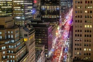 Skyline von New York City in Midtown Manhattan, während Autos abends durch die Stadt fahren. foto