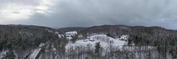 Luftaufnahme eines Bauernhauses und einer Scheune im ländlichen Vermont an einem verschneiten Tag. foto