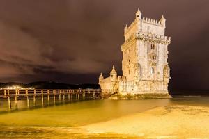 Belem-Turm in Lissabon, Portugal entlang des Flusses Tejo bei Nacht. foto