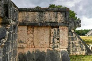 die plattform von adlern und jaguaren in chichen itza, mexiko. foto