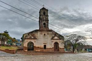 ruinen der katholischen kolonialkirche von santa ana in trinidad, kuba. foto