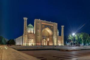 registan in der antiken stadt samarkand in usbekistan foto