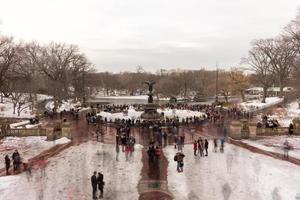 New York City - 11. Februar 2017 - Bethesda-Brunnen an einem Wintertag, umgeben von Touristen im Central Park, New York. foto